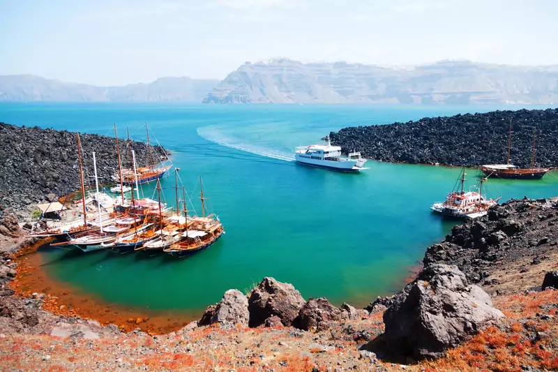 Wulkaniczne wyspy wokół Santorini sprawią, że poczujesz się jak na Księżycu
