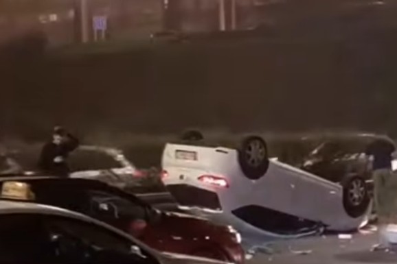 AUTOMOBIL ZAVRŠIO NA KROVU Totalni KOLAPS kod Sava centra: Delovi rasuti po putu, stvaraju se OGROMNE gužve (FOTO, VIDEO)