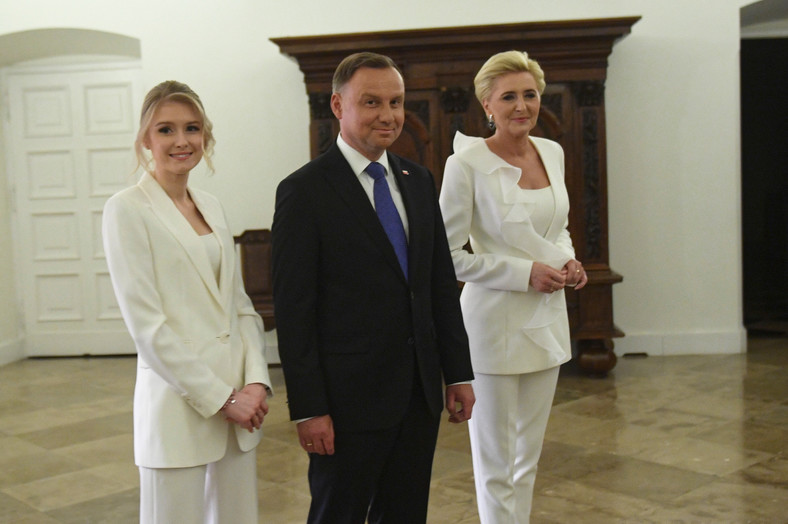 Prezydent Andrzej Duda (C) wraz z małżonką Agatą Kornhauser-Dudą (P) i córką Kingą (L) w Pałacu Prezydenckim w Warszawie