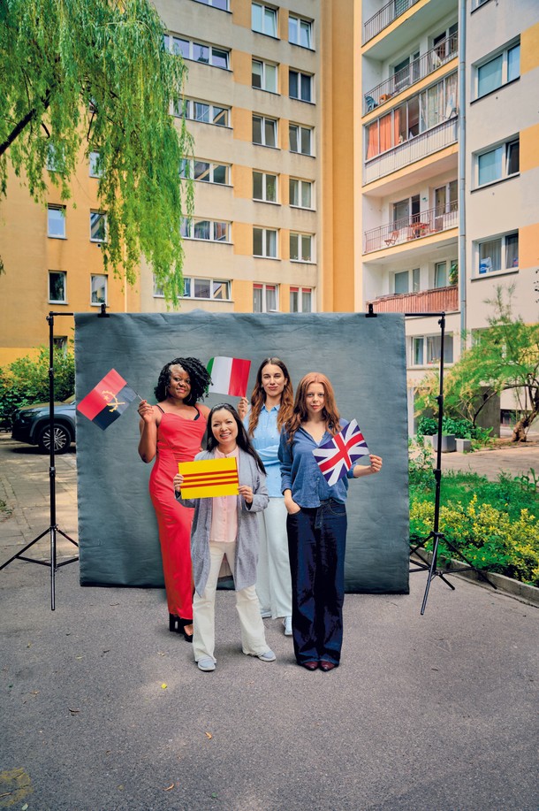 Od lewej: Dunia, Anh, Gloria i Taryn podczas sesji fotograficznej w Warszawie 
