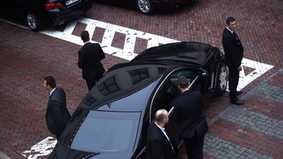 premier Beata Szydlo w otoczeniu BOR opuszcza gmach Sejmu.