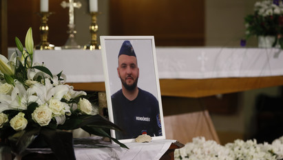 Egy éve történt: így emlékeztek meg a szörnyű újpesti balesetben elhunyt rendőrről – fotók