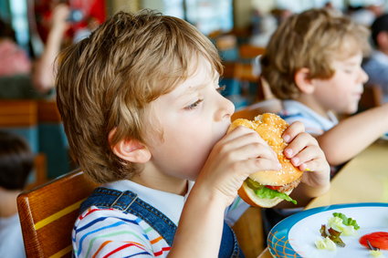 Doliczyli jej do rachunku ponad 200 zł. Ta restauracja karze za "złe rodzicielstwo"