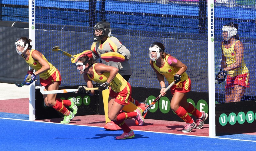 Piękne dziewczyny grają w hokeja... na trawie