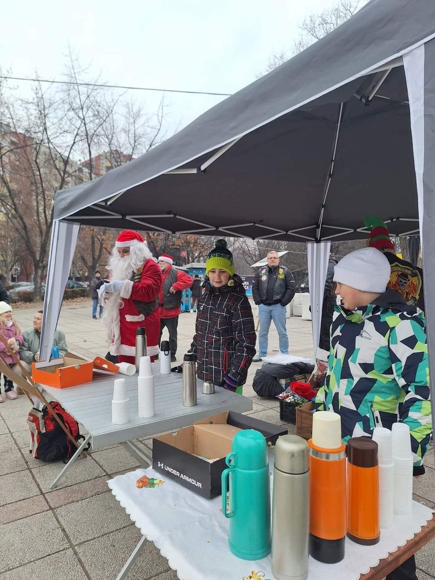 Adam i Dimitrije sa sugrađanima