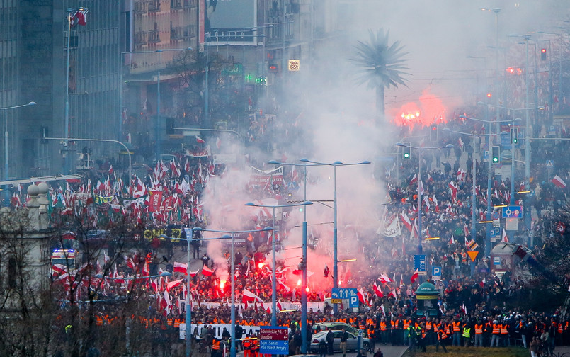 Pochód pod hasłem "Armia patriotów" organizowany przez środowiska narodowe miał rozpocząć się o godzinie 15:00. Wystartował z dwudziestominutowym opóźnieniem.