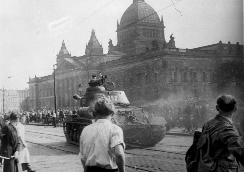 Radziecki czołg w Lipsku, 17 czerwca 1953, fot. Bundesarchiv, B 285 Bild-14676 / nieznany / CC-BY-SA 3.0