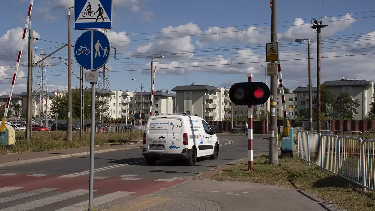 Wjazd na przejazd kolejowy na czerwonym świetle