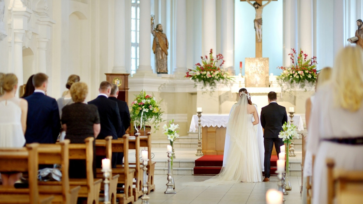 Spada zainteresowanie ślubami kościelnymi. Dane z Trójmiasta zaskakują