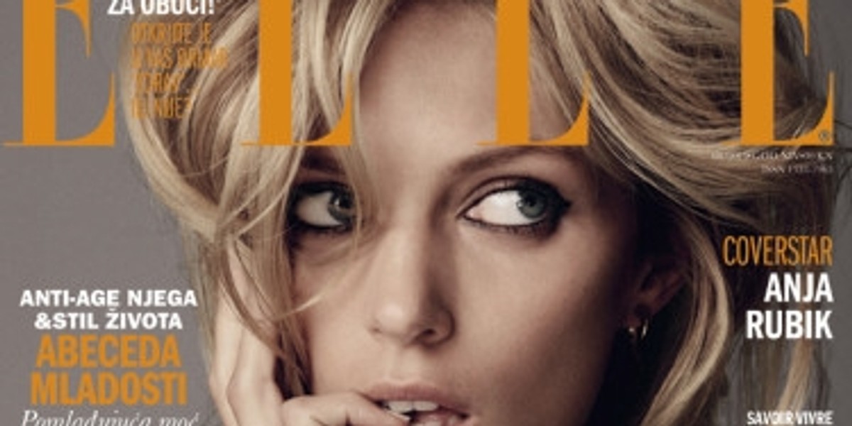 Anja Rubik błyska piersią.