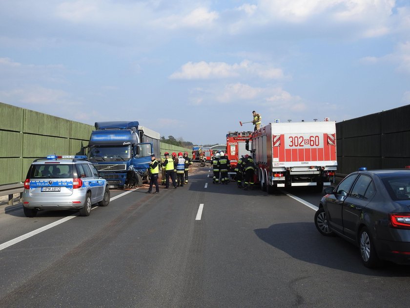 Groźny wypadek na Podlasiu. TIR zderzył się z osobówką