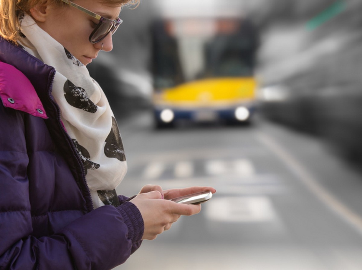Kobieta z telefonem. Przejście dla pieszych. Ulica. Autobus