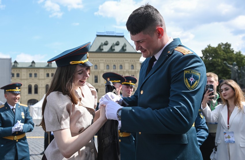Diplomirani ruski kadet prosi devojku na ceremoniji na Crvenom trgu u Moskvi 28. juna 2025. (ilustracija)