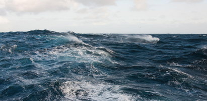 Morze wyrzuciło „łódź widmo”. Wewnątrz makabryczny widok