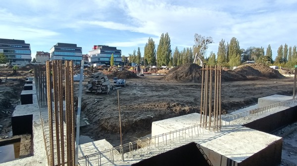 Przy ulicy Zwycięskiej wyłaniają się z ziemi pierwsze fundamenty zespołu szkolno-przedszkolnego za blisko 90 mln zł