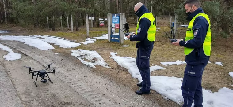 Policjanci wymyślili nowy sposób na użycie dronów zimą. Mandaty sypią się z nieba