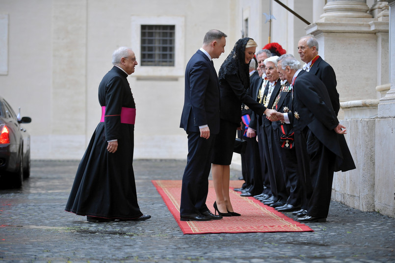 Prezydent Duda oraz pierwsza dama podczas powitania na Dziedzińcu św. Damazego przed Domem Papieskim w Watykanie