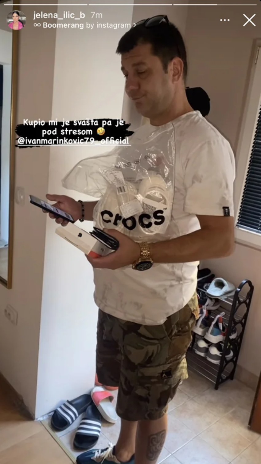 Ivan Marinković sa poklonima u rukama