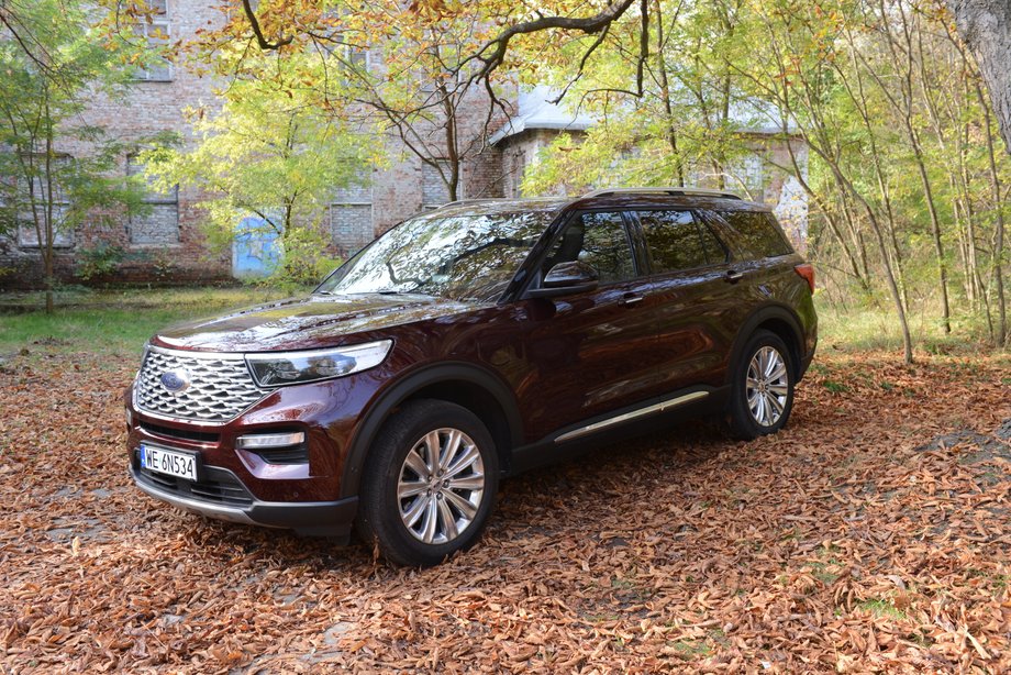 Ford Explorer 3.0 V6 Plug-in Hybrid nie kosztuje mało, ale w standardzie otrzymujemy auto z bogatym wyposażeniem, za które - kupując model klasy premium - musielibyśmy bardzo dużo dopłacić do ceny podstawowej wersji.