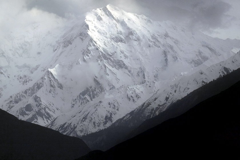 Nanga Parbat zdobyta zimą po raz pierwszy! Alex Txikon, Simone Moro i Ali Sadpara dokonali niemożliwego! 