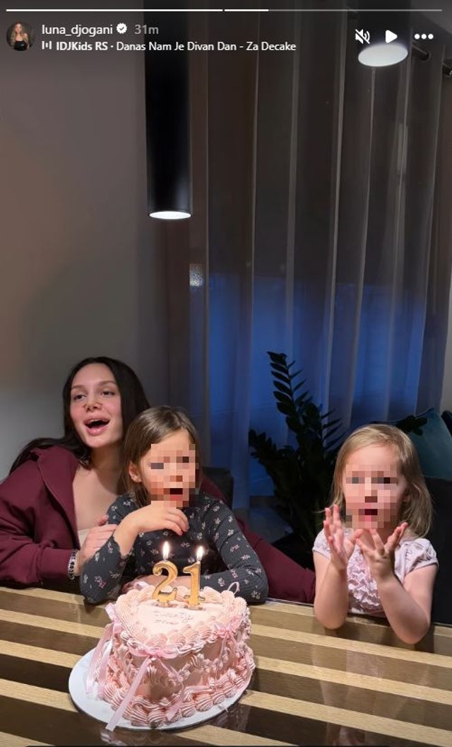 Njoj je intimnu proslavu u svom domu priredila sestra Luna Đogani, jutjuberka koja je u žižu interesovanja javnosti dospela zbog učešća u tri sezone rijaliti šou-programa Zadruga. (Foto: Instagram/luna_djogani)