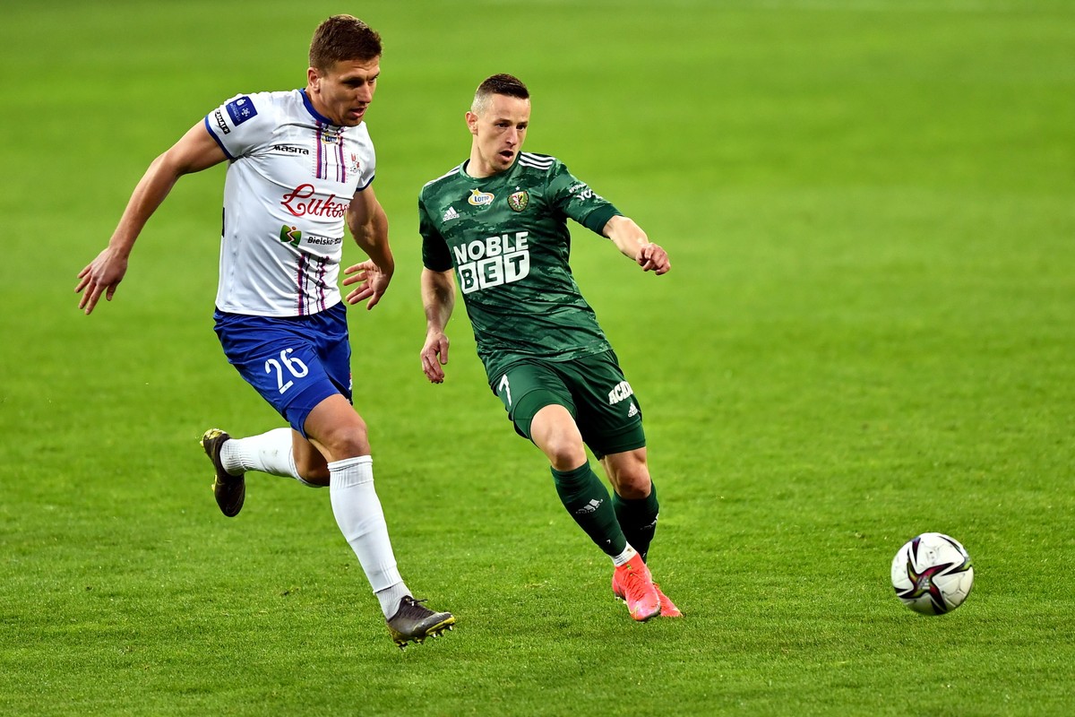Piłkarz drużyny Śląsk Wrocław Robert Pich (P) i Rafał Janicki (L) z zespołu Podbeskidzie Bielsko-Biała podczas meczu Ekstraklasy