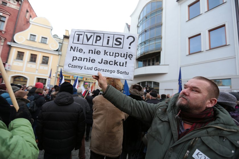 Ostre słowa na transparentach na manifestacji KOD