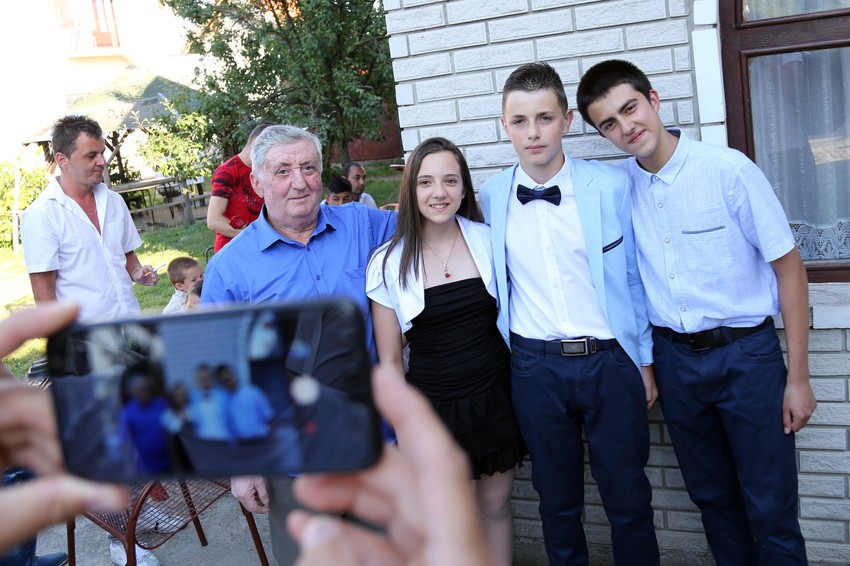 Deka Milisav Kojić sa unucima