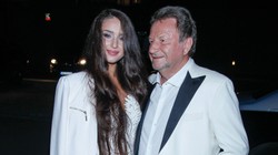 Jeden z najbogatszych Polaków ma córkę. Jego młodsza o 50 lat partnerka oficjalnie potwierdziła [FOTO]