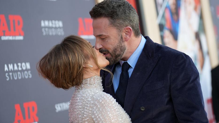 Jennifer Lopez és Ben Affleck szerelmesen bújtak egymáshoz az Air Los Angeles-i premierjén
