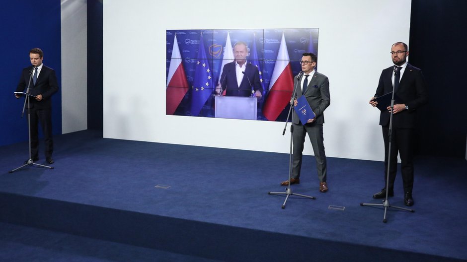 Rzecznik PiS Rafał Bochenek, poseł PiS Marek Ast i prezes Rządowego Centrum Legislacji Krzysztof Szczucki na konferencji prasowej nt. ustawy o państwowej komisji ds. badania wpływów rosyjskich