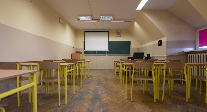 W Liceum Ogólnokształcącym nr IV przy ul Świstackiego remont przejdą dwa pomieszczenia, które staną się docelowo salami lekcyjnymi. Wymienione będzie też oświetlenie na LED-owe.