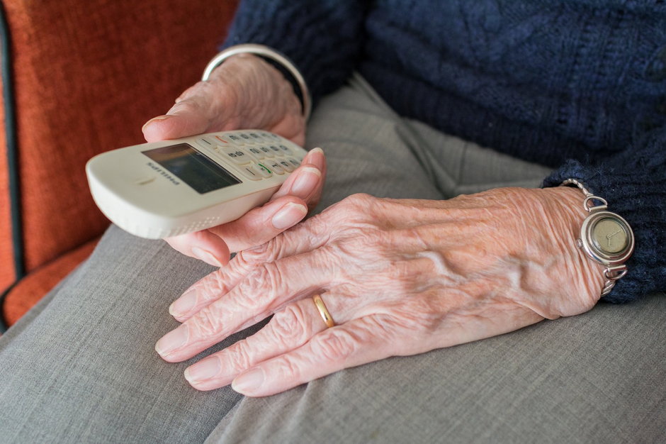 78-letnia seniorka z Olsztyna odebrała dramatyczny telefon. Straciła oszczędności życia