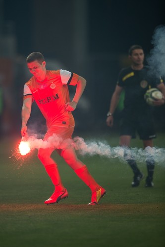 Kibole Zagłębia trafili racą bramkarza Widzewa Mecz przerwany. ZDJĘCIA