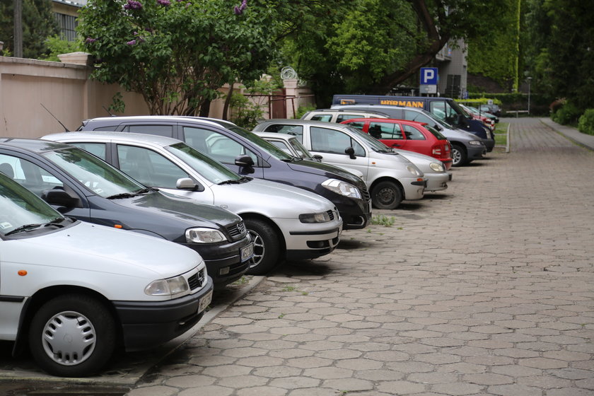 Urzędnicy zabrali miejsca parkingowe!