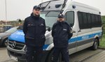 Policjanci eskortowali rodząca kobietę w samochodzie 