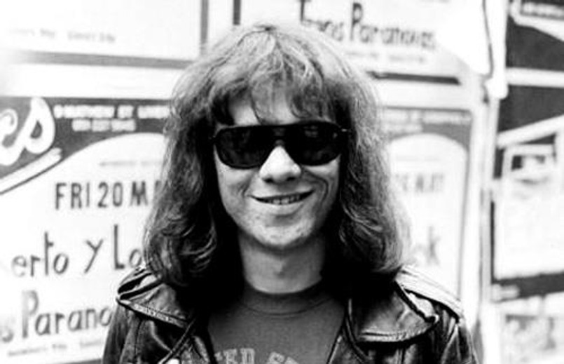 Tommy Ramone (a właściwie Támás Erdelyi, bo tak brzmiało jego prawdziwe nazwisko) przyszedł na świat w 1952 roku Budapeszcie. W roku 1974 w Nowym Jorku założył wraz z wokalistą Joey'em Ramone (Jeffrey Hyman), basistą Dee Dee Ramone (Douglas Colvin) i gitarzystą Johnnym Ramone (John Cummings)jeden z najważniejszych zespołów w historii muzyki rockowej – The Ramones