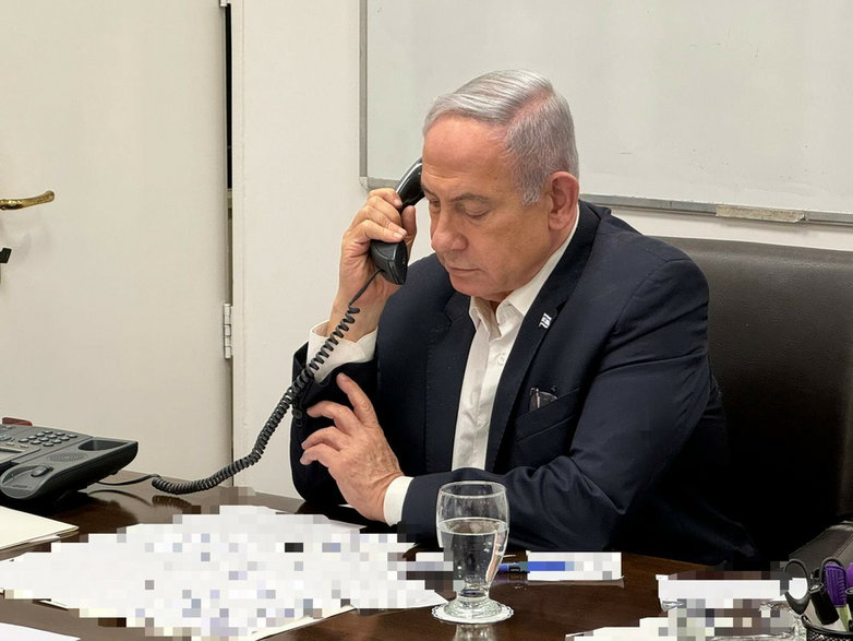 Premier Izraela Binjamin Netanjahu podczas rozmowy telefonicznej z prezydentem USA Joem Bidenem, 14 kwietnia 2024 r.