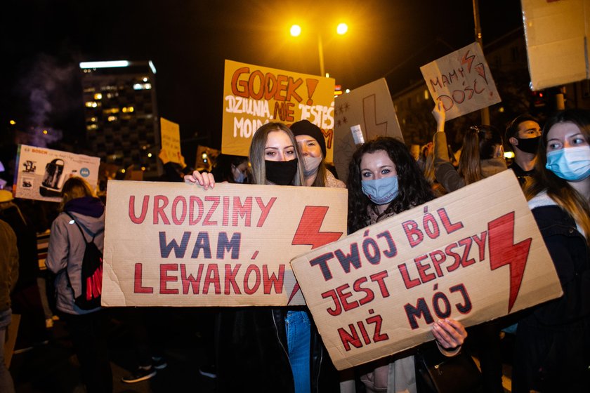 Emocje sięgają zenitu. Masowe protesty po wyroku ws. aborcji kontra apel premiera