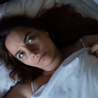 Nehezen tud álomba merülni? A szakértő elárulja, mi állhat a háttérben