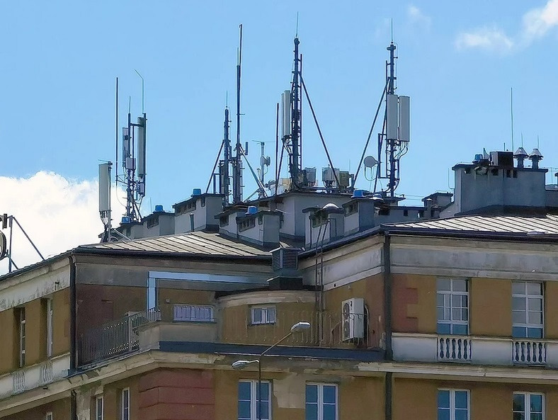 Jedna z pierwszych komercyjnych stacji bazowych 5G sieci Plus została umieszczona na Mazowieckim Centrum Stomatologicznym w Warszawie 