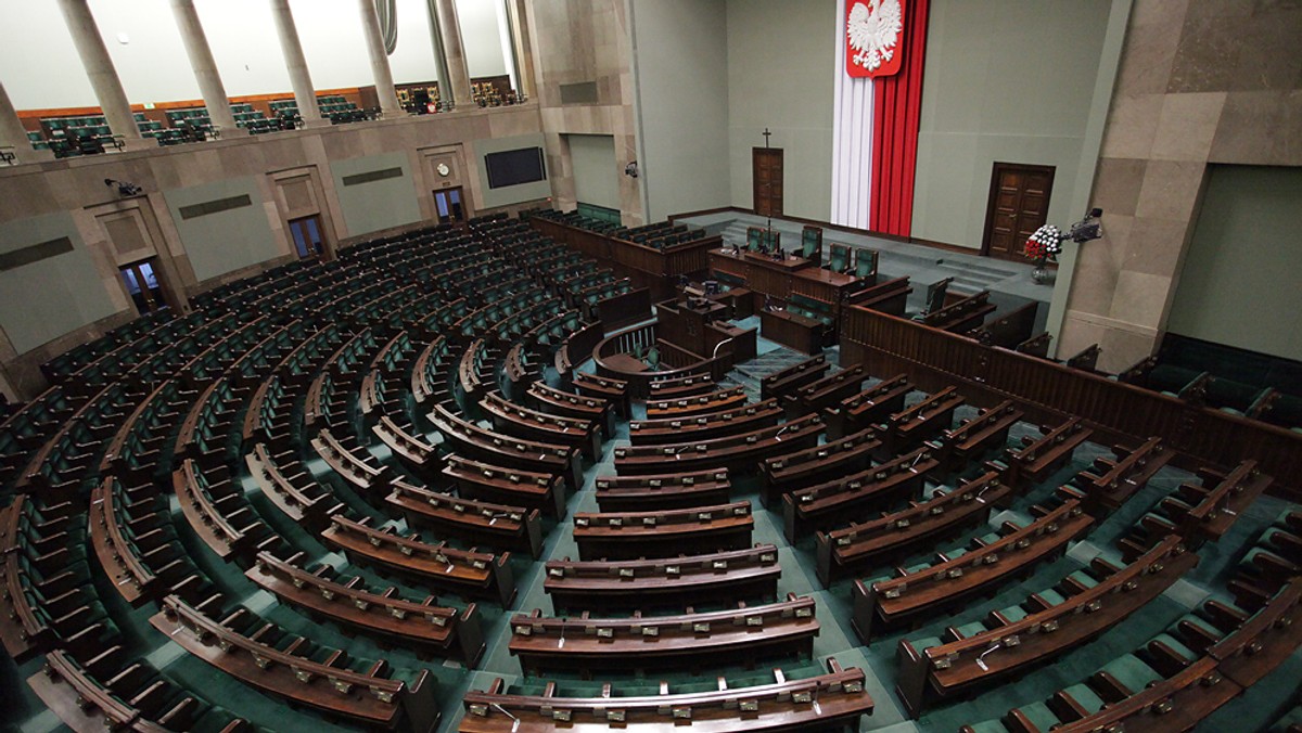 Gdyby w najbliższą niedzielę odbyły się wybory parlamentarne PiS otrzymałby 36,8 proc. głosów, KO - 29,3 proc. Ruch Szymona Hołowni Polska 2050 - 12,7 proc. - wynika z sondażu pracowni Estymator dla DoRzeczy.pl. Na Lewicę chciało głosować 9,4 proc. wyborców, a na Konfederację - 6,6 proc.