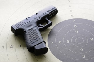 Dyrektor szkoły i nauczyciel oskarżeni ws. wypadku, w którym uczeń stracił oko