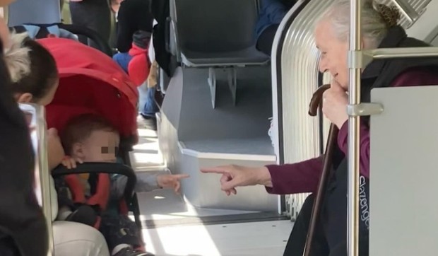 Beba i baka u autobusu