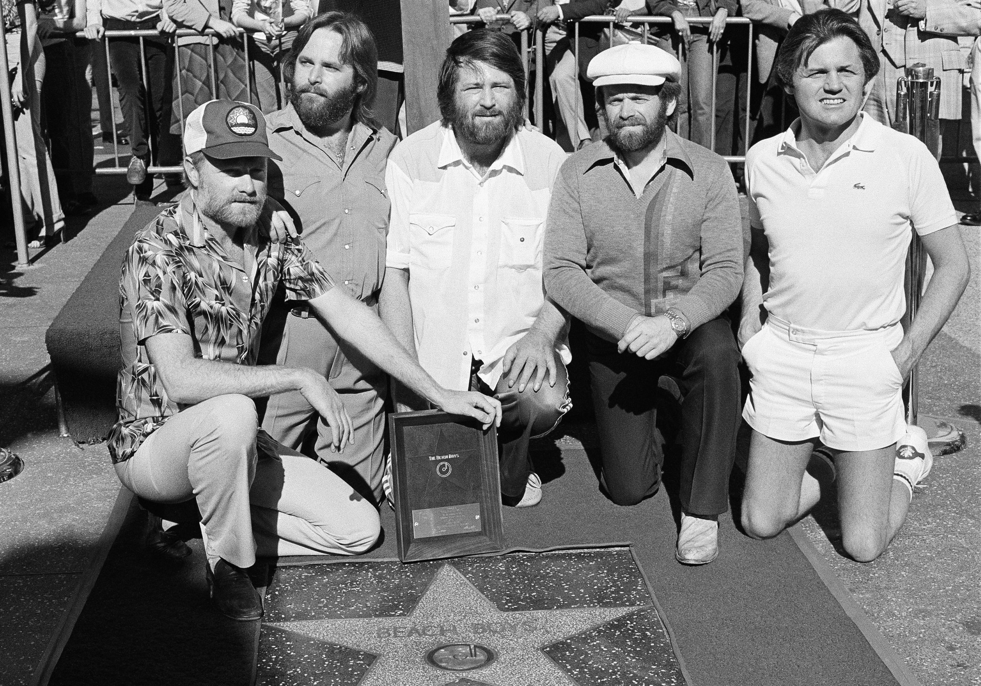 Členovia skupiny The Beach Boys, zľava Mike Love, Carl Wilson, Brian Wilson, Al Jardine a Bruce Johnston, pózujú so svojou hviezdou na Hollywoodskom chodníku slávy počas slávnostného ceremoniálu v Los Angeles 30. decembra 1980.