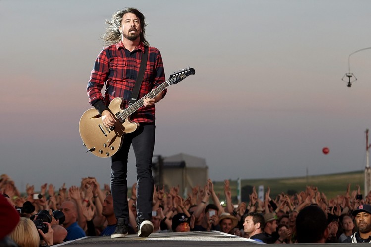 Dave Grohl gra w Szwecji ze złamaną nogą