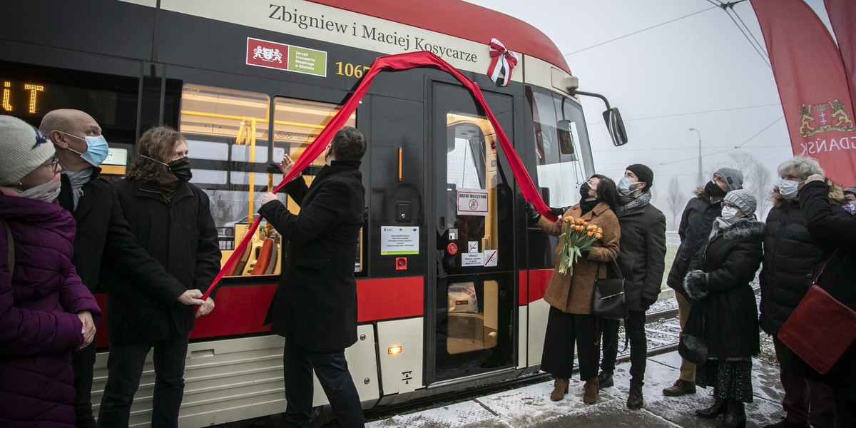 Maciej i Zbigniew Kosycarze  mają w Gdańsku tramwaj swojego imienia. 