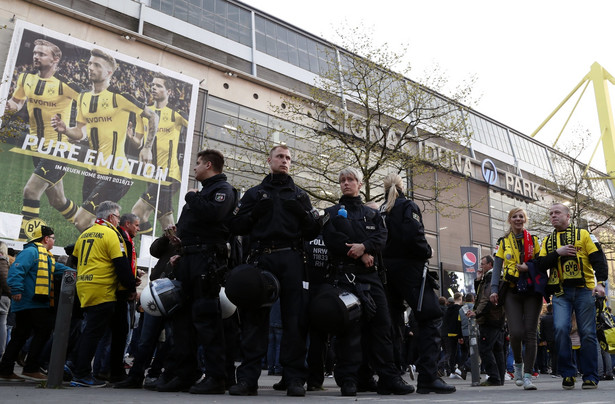 Patrol policji przed stadionem Borussi w Dortmundzie