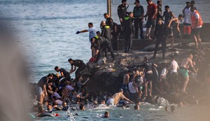 Migranti pokušavaju da pređu iz Maroka u špansku enklavu Seutu, Španija digla vojsku