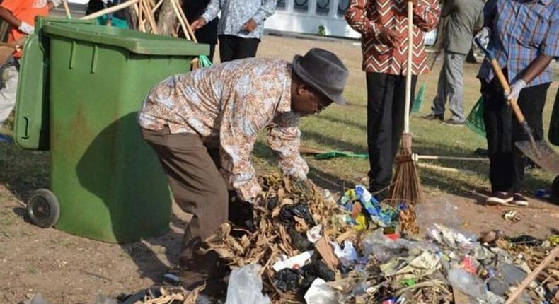 Tanzanian President, John Magufuli joins citizens to cleans streets in Dar Es Salaam 